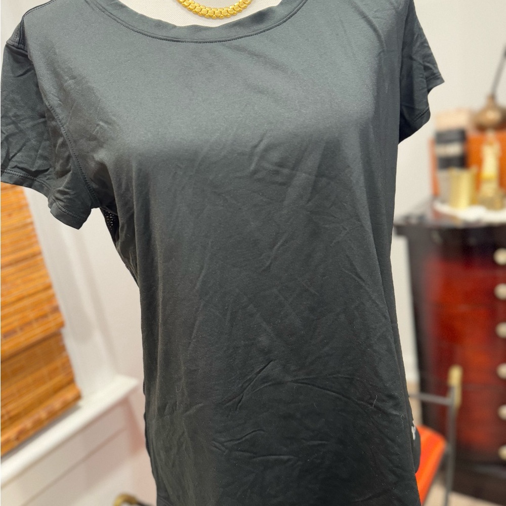 Fitted Black T-Shirt with Crew Neck and Cap Sleeves